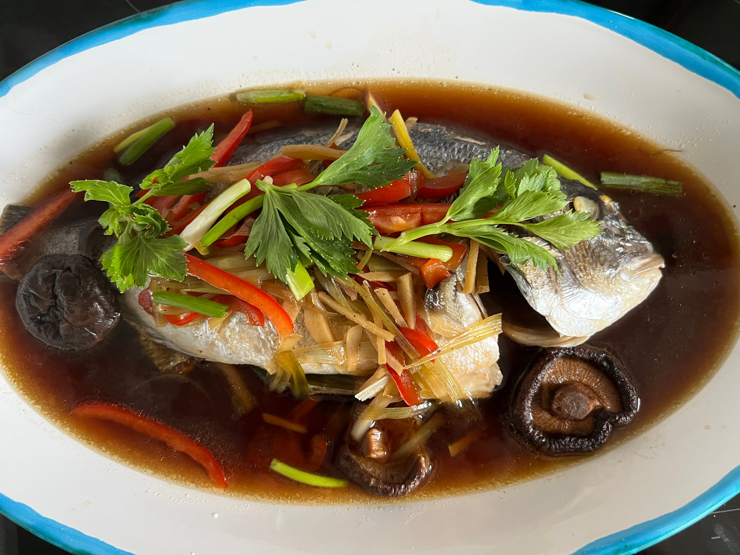 Pla neung zee-iew - Gestoomde vis met sojasaus (2 personen)