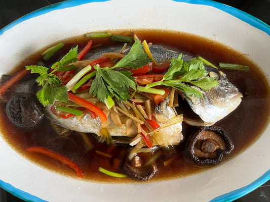 Pla neung zee-iew - Gestoomde vis met sojasaus (2 personen)