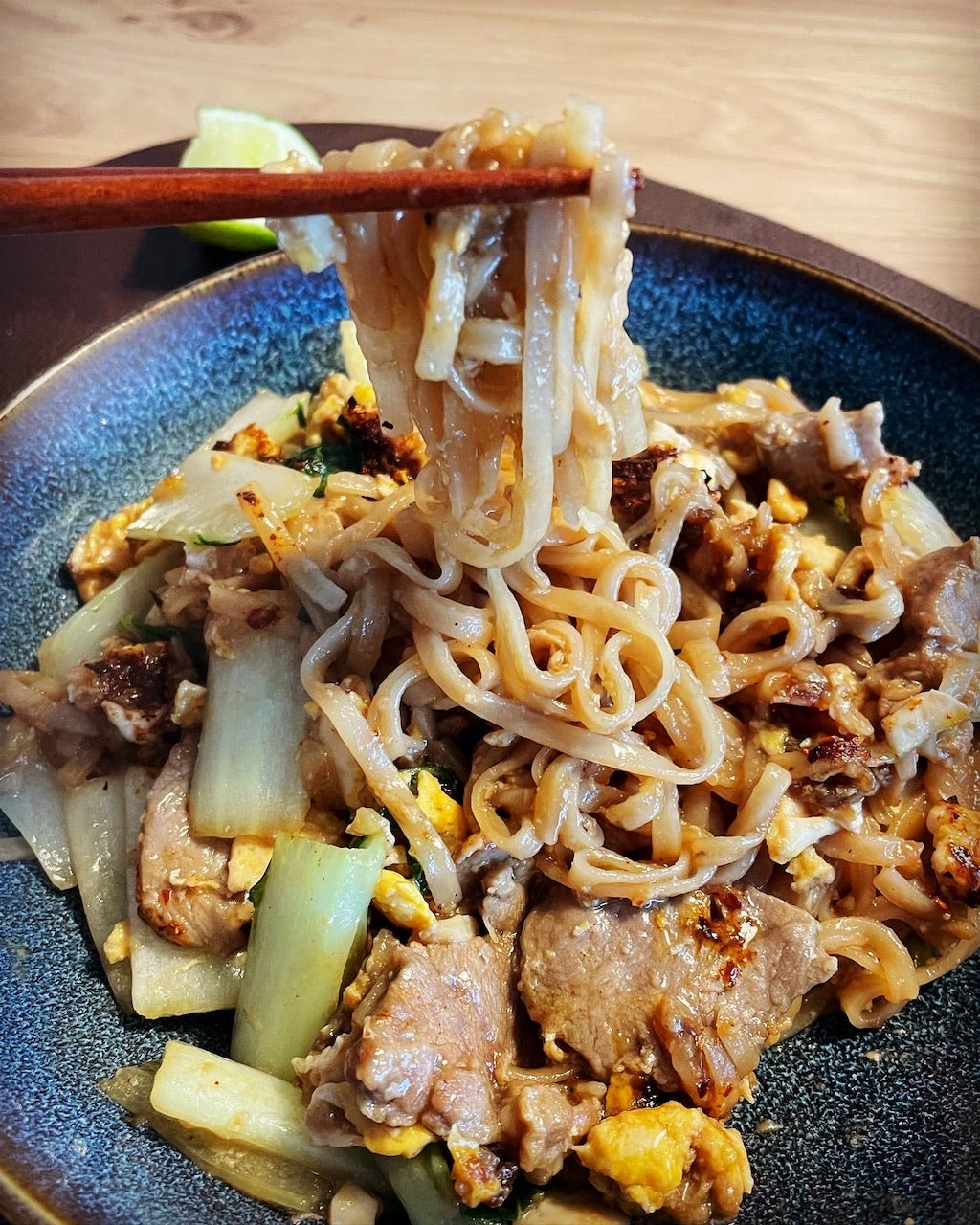 Phad see iew - Roergebakken noedel met zoete zwarte saus