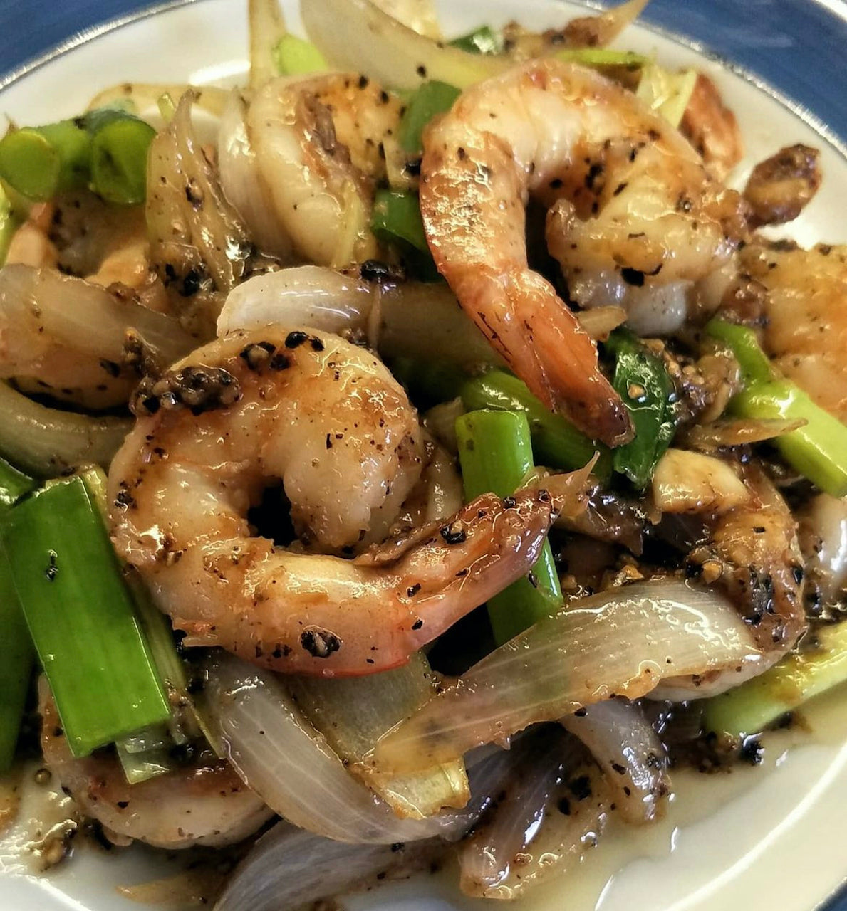 Phad kratiem prikthaidum - Roergebakken met look en zwarte peper