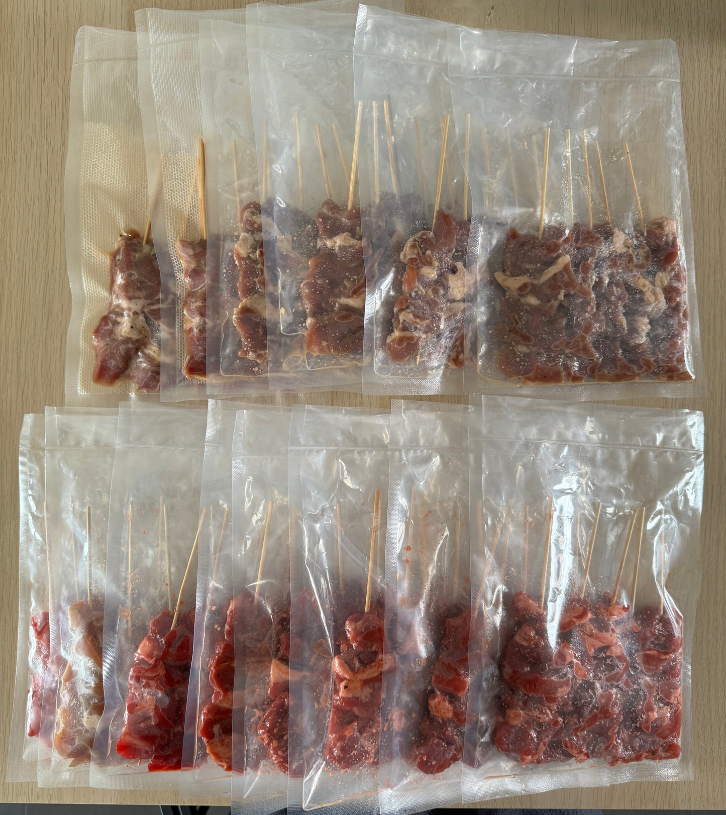 Gai/Moo Ping Daeng - Gegrild vlees gemarineerd in rode saus (5 stuks)